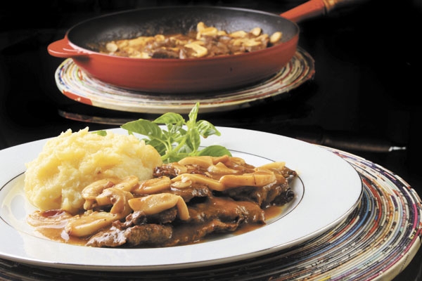 Bifes com molho  e cogumelos,  acompanhados de  purê de batatas